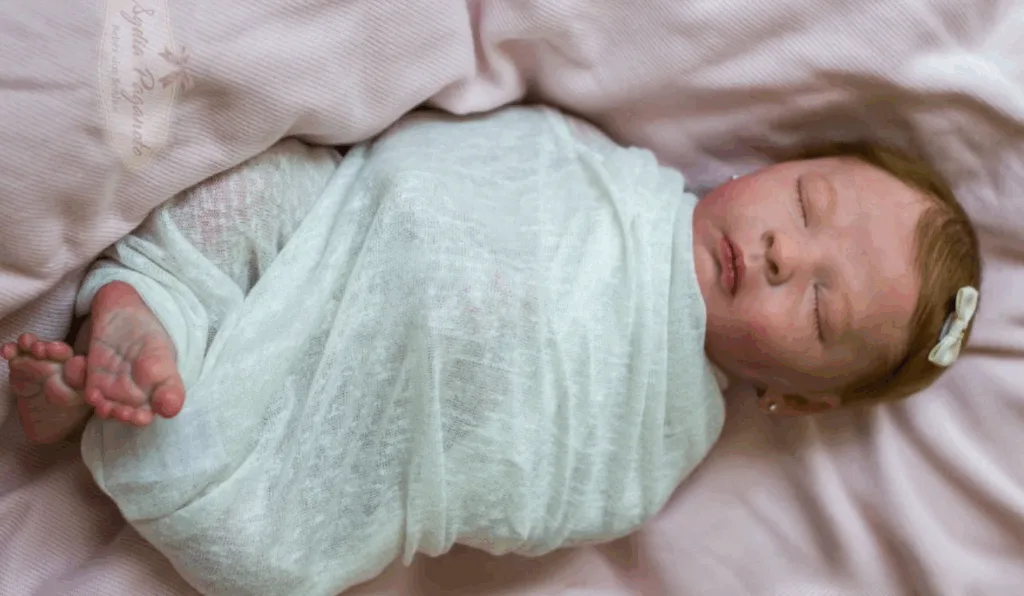 Imagem da notícia: Mulher tenta vacinar bebê reborn em UBS de Itajaí (SC) e se exalta após negativa de profissionais