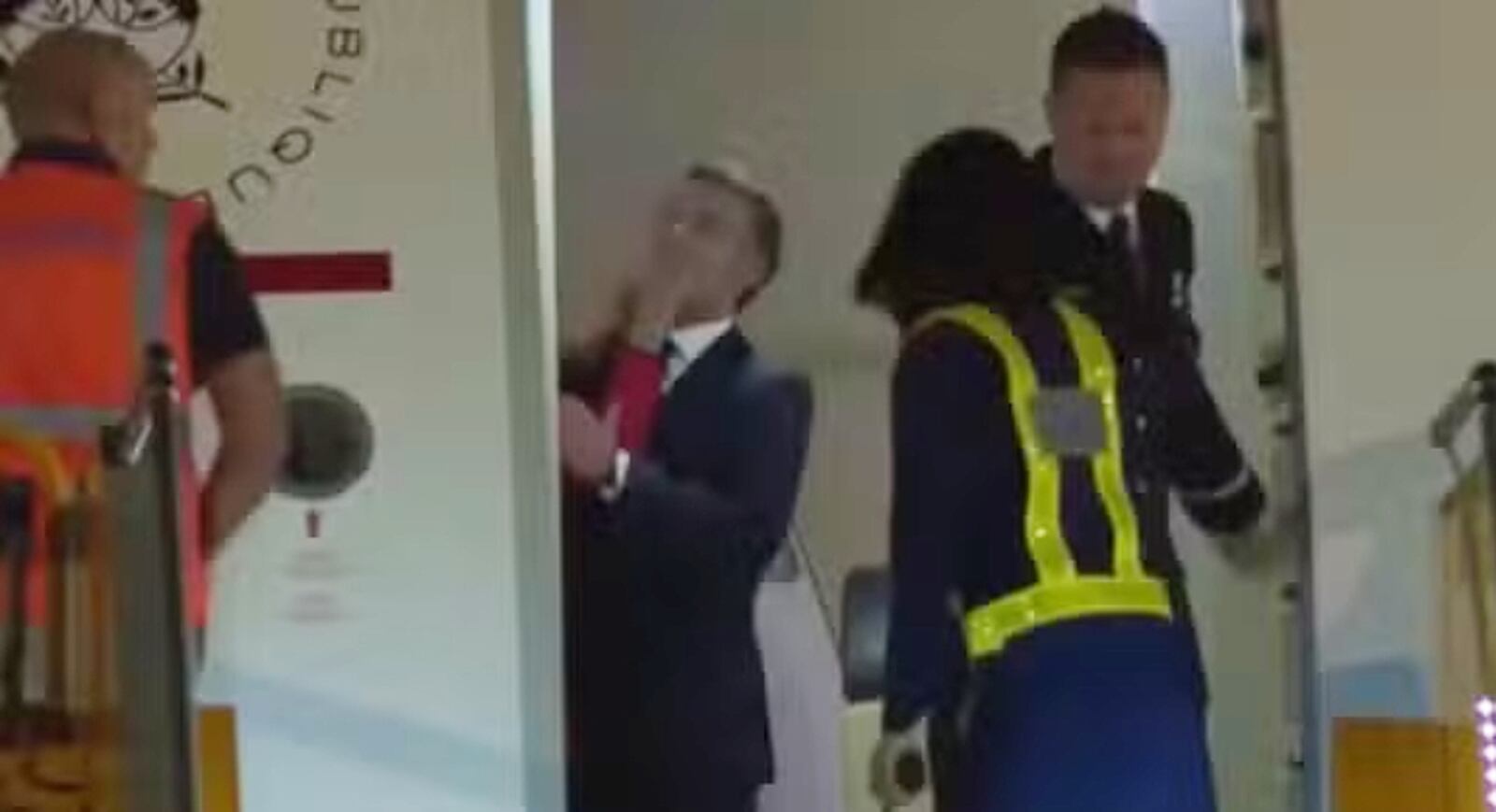 Imagem da notícia: Macron se pronuncia após levar tapa da mulher: ‘Estávamos brincando’