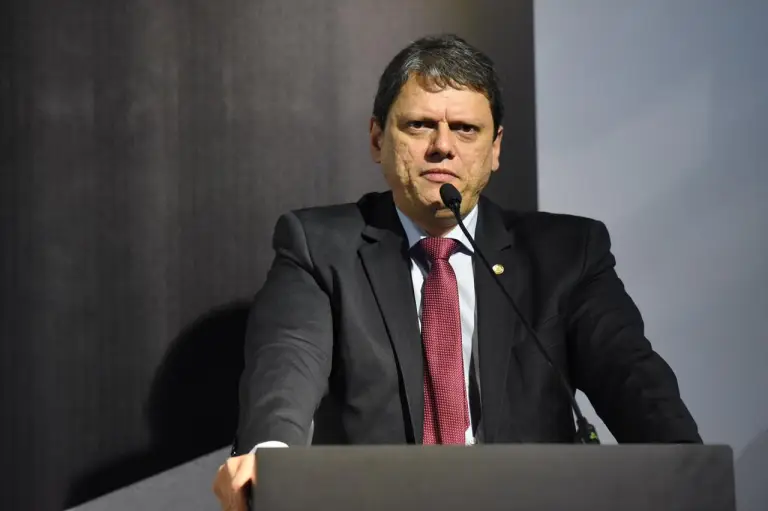 Imagem da notícia: O Brasil não aguenta mais o PT e não aguenta mais o Lula, diz Tarcísio